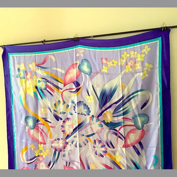 WENSLI scarf -  floral pattern, 44.5 x 44 inches 100% silk, China - Picture 3 of 11